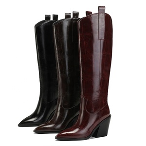 Bottes Chelsea OEM en relief croco pour femmes, bottes confortables au genou avec talon épais et bout pointu pour l'hiver et le printemps - Product Image 4