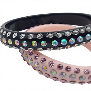 กำไลข้อมือเรซิ่นคริสตัลคุณภาพดีที่สุด สีชมพูและสีดำ ดีไซน์น่ารักทันสมัย ประดับขอบอย่างมีสไตล์ เหมาะสำหรับงานแต่งงาน ของขวัญงานเลี้ยง เครื่องประดับ - Product Image 2