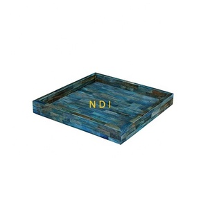 Plateau de service en bois fait main de haute qualité avec forme carrée et finition émaillée pour servir du café, du thé et des collations - Product Image 1