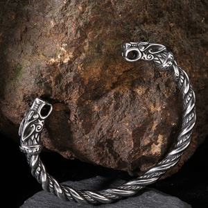 Gioielli Storici all'Ingrosso: Bracciale da Uomo in Acciaio Inossidabile 316L, Bracciale Vichingo con Lupo, Gioielli da Polso - Product Image 5