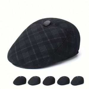Boinas a cuadros de invierno al por mayor para hombres de mediana edad y mayores, gorros cálidos para exteriores con protección para las orejas, sombrero de newsboy para ancianos. - Product Image 2