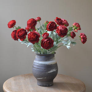 IJ035 Vente en gros Chine : Centre de table réaliste fait main avec 3 têtes de pivoines artificielles et de renoncules en soie pour la maison et les mariages - Product Image 2