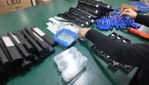 ไฟฉายพกพา MagiBazaar MHF04 ใช้พลังงานแสงอาทิตย์ ชาร์จเร็วแบบ Type-C พร้อมแม่เหล็ก ใช้สำหรับตั้งแคมป์ มีไฟ RGB และไฟฉุกเฉิน <span class=keywords><strong>SOS</strong></span> - Product Image 6