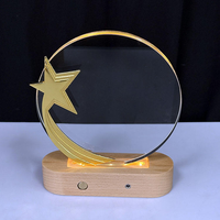 Nouveau Design Led Light up Blanc Rond avec Étoile en Métal Doré Crystal Plaque Crystal Trophy Award avec Base de Lumière en Bois