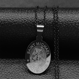 Collier à pendentif Saint Michel en chaîne avec médaille d'ange plaqué or et argent religieux - Product Image 3