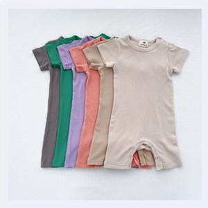 Mono de bebé niña acanalado liso con diseño de botones personalizados en el hombro izquierdo, pelele en blanco para niños pequeños - Product Image 1