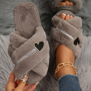 Pantuflas de Mujer Tallas Grandes con Estampado de Corazones, Otoño Invierno, con Pedrería, Suela Blanda, para Interiores, de Felpa <span class=keywords><strong>Blanca</strong></span>, Diseño Cruzado, Peludas - Product Image 4
