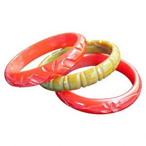Brazalete de Resina Esculpida de la Mejor Calidad, Redondo, Moderno, Artístico, Decorativo, con un Diseño Único en Color Verde Azulado y Crema, Ideal para Bodas y Fiestas - Product Image 5