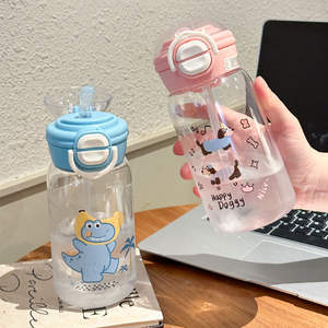 ขวดน้ำพลาสติกเด็ก ลายการ์ตูนน่ารัก สำหรับเด็กชายและเด็กหญิง พร้อมหลอดดูดน้ำสองแบบ ฝาปิดแบบเด้ง ใช้สำหรับใส่นม น้ำผลไม้ - Product Image 4