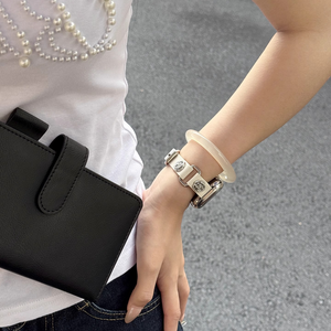 Bracelet en cuir blanc diamanté de style décontracté Star River pour Apple Watch 10 et 11, respirant et doux - Product Image 4