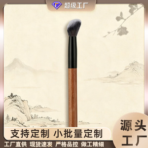 Brocha de maquillaje inclinada para colorete, mango de madera, fibras sintéticas, para aplicación de contorno, iluminador y polvos, origen Cangzhou - Product Image 3