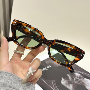 Gafas de Sol Blancas con Efecto Ojo de Gato, Protección UV400, Montura de PC, Lentes de Moda Unisex para Uso Diario - Product Image 3