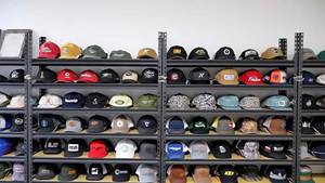 หมวกแก๊ปปักลายแฟชั่นคลาสสิคทรงแบนพร้อมโลโก้ปัก หมวกแก๊ป 5 แผงแบบ Snapback - Product Image 5