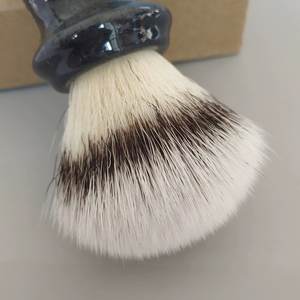 Brocha de Afeitar DISHI al por Mayor, Brocha de Afeitar para Hombre con Pelo Sintético, Mango de Resina y Plata - Product Image 3