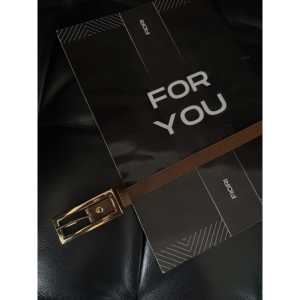 เข็มขัดฟิโอรีแบบบางพร้อมหัวเข็มขัดกรอบกล่องสีทองเคลือบโลหะผสมแบบลำลองสำหรับผู้ชายผู้หญิง - Product Image 1