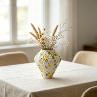 Vase décoratif artisanal style pastoral, pot en céramique blanc à texture ondulée et motif poire pour ornement de table de mariage