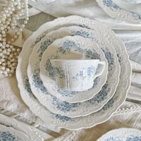 Service de vaisselle en porcelaine bleue à motifs floraux baroques européens avec design en dentelle en relief, ensemble de tasses et d'assiettes vintage pour mariage
