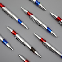 Stylo bille en plastique rouge et bleu double face en gros avec logo personnalisé imprimé pour cadeaux promotionnels et écriture quotidienne au bureau