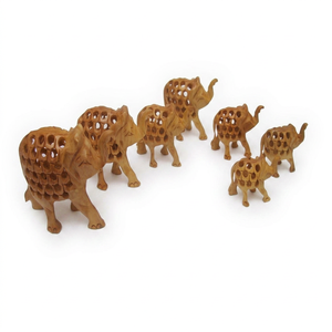 Sculpture d'éléphant en bois sculpté à la main avec motif Jali, figurine longue en bois poli naturel, lot de 7 - Product Image 1