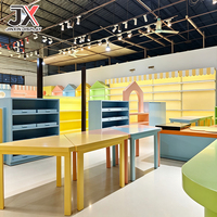 Solution de mobilier sur mesure pour magasin d'enfants : comptoir de vente au détail pastel, étagère d'affichage LED, présentoir pour boutique de jouets et kiosque de centre commercial