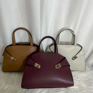 Bolso de hombro de cuero genuino para mujer, de lujo, con diseño inclinado, bolso tote para mujer con logo personalizado - Product Image 1