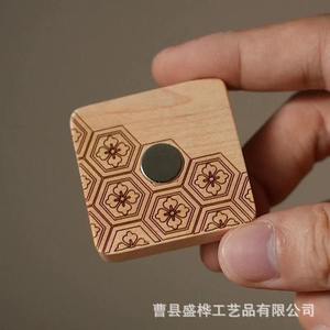 Gancho magnético de madera cuadrado para montaje en pared, soporte de almacenamiento sin perforaciones para control remoto, acabado lacado - Product Image 5