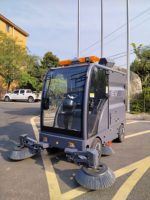 Balayeuse de voirie municipale avec canon à brouillard anti-poussière