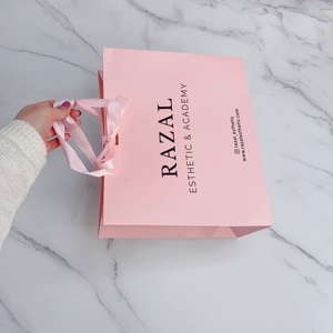 Sacs cadeaux en papier rose personnalisés avec estampage à chaud doré et poignées en ruban - Sacs de shopping de luxe pour boutiques - Product Image 4