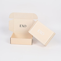 Boîte d'expédition personnalisée rose en matériaux recyclés avec impression de logo, pelliculage mat et revêtement UV brillant pour l'emballage de chaussettes et de vêtements