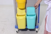 Chariot médical de terrain compact moderne en ABS avec capacité de RCR et stockage de médicaments, 4 roulettes avec verrouillage individuel pour hôpital, hôtel, utilisation en restauration