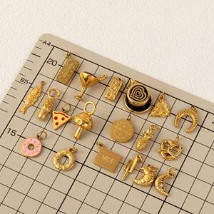Venta al por mayor de acero inoxidable hipoalergénico DIY joyería encantos <span class=keywords><strong>Gourmet</strong></span> serie colgante para collar 18K oro vacío galvanizado - Product Image 2