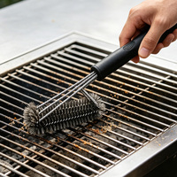 Brosse de nettoyage de barbecue robuste 3-en-1 avec grattoir et poils en acier, manche long de 42,5 cm pour grilles à gaz et à charbon de bois