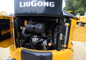 High‑Performance Mini Crawler Excavator 9027F Track Digger Open Operator Cab 0.08m³ Bucket 15.2kW Power Urban Renovation - Product Image 6
