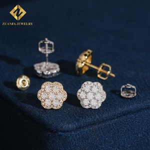 Boucles d'oreilles clous en argent 925 avec moissanite, motif grappe de fleurs entièrement pavée de diamants, fermoir à vis, pour femme, prix de gros - Product Image 3