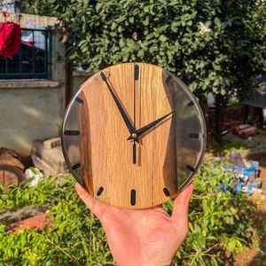 Reloj de Pared Hecho a Mano con Resina y Madera con Elegantes Patrones, Construcción Duradera y Diseño Artístico, Apto para Todos los Estilos de Interiores - Product Image 4