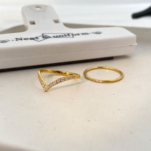 Bague en acier inoxydable plaqué or 18 carats avec mini zircon incrusté de diamants extrêmement fins - Product Image 5