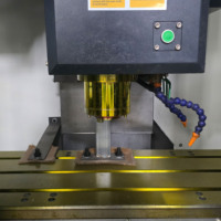 Centro de Mecanizado CNC Vertical VMC650, Sistema GSK, BT40, Fresadora de 5 Ejes de Alta Precisión para Piezas de Automóviles y Moldes
