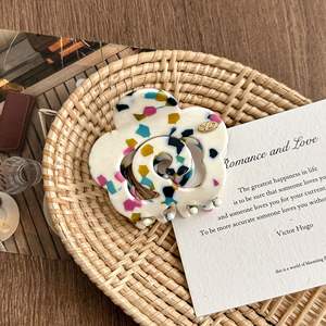 Jepit Rambut Akrilik Berongga Motif Bunga 5.5cm Yuxi Custom High-End, Desain Sederhana Kreatif Baru untuk Dekorasi Rambut Sehari-hari, OEM Diterima - Product Image 3