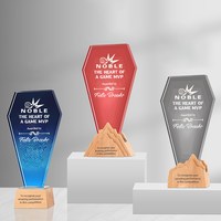 Trophée en cristal personnalisé en forme de flamme avec base en forme de montagne en bois Gravure personnalisée Business Achievement Award