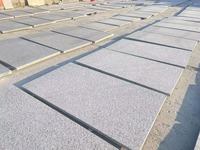 Profils de granit gris sésame flammé sur mesure, usinés CNC, pour projets de bâtiments commerciaux