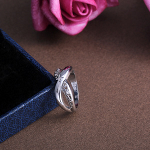 Anello da Donna Minimalista Liscio a X Traforato, Gioiello da Mano per Uso Quotidiano - Product Image 4