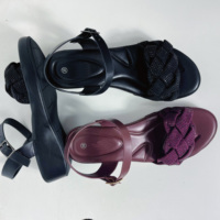 Sandales plates pour femmes en cuir PU à logo personnalisé, avec large sangle à boucle et semelle confortable, vente en gros