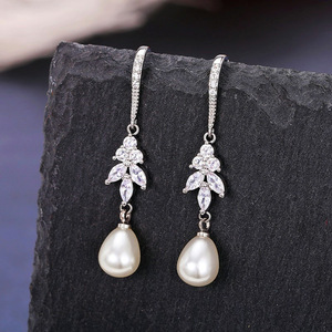 Eleganti Orecchini Pendenti Lunghi Effetto Perla per Donne, Gioielli alla Moda che Valorizzano il Viso - Product Image 1