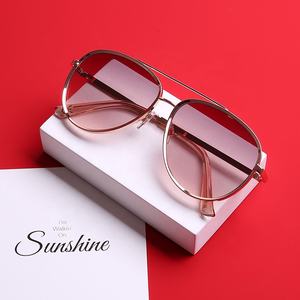 Gafas de sol con montura de Metal Unisex <span class=keywords><strong>2021</strong></span> para hombre y mujer, gafas de sol de tendencia, múltiples opciones, azul, negro, blanco, dorado, rojo, transparente, amarillo - Product Image 2