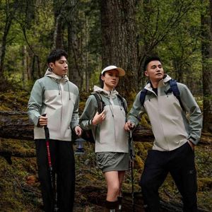 Chaqueta de Ciclismo para Exteriores con Diseño Personalizado y Logotipo, Chaqueta Deportiva Impermeable, Cortavientos y Elástica con Capucha y Cierre de Cremallera - Product Image 3