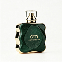 Flacon de parfum en verre vert scintillant en forme de trèfle irrégulier, avec bouchon en cristal à bord doré, emballage de parfum de luxe personnalisé