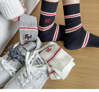 Mode haute qualité personnalisé Double aiguille mignon coton peigné broderie chaussettes chien blanc rayé chaussettes femmes équipage chaussettes pour femmes