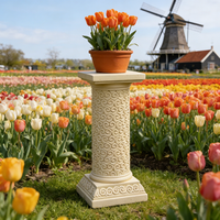 Socle en résine à motif de défilement - Finition effet pierre crème, support colonne orné pour présentoirs de jardin et de patio de style méditerranéen