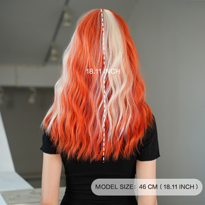 Perruque pour femme, style influenceur, en soie haute température, naturelle et réaliste, couleur or-orange, longueur aux épaules, <span class=keywords><strong>cheveux</strong></span> ondulés bouclés avec <span class=keywords><strong>frange</strong></span> - Product Image 4