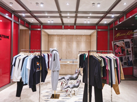Ciondolo con Marchio Forge |   Espositori per Showroom di Moda e Chioschi per Abbigliamento per Centri Commerciali - Chiosco Mobile per Abbigliamento per Bancone Vendita al Dettaglio